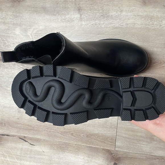 BLACK BOOTIES WITH SNAKE ON BOTTOM Size 9/9.5 - Picture 2 of 3